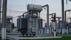 Découvrez notre sélection de transformateurs électriques conçus pour une utilisation professionnelle en atelier, sur chantier ou en milieu industriel. Indispensables pour adapter les tensions, alimenter des équipements spécifiques ou sécuriser vos installations temporaires, nos transformateurs sont robustes, fiables et conformes aux normes en vigueur. Disponibles en différentes puissances et configurations, ils conviennent parfaitement aux électriciens, loueurs de matériel, installateurs ou techniciens de maintenance à la recherche d’une alimentation adaptée et sécurisée sur le terrain.